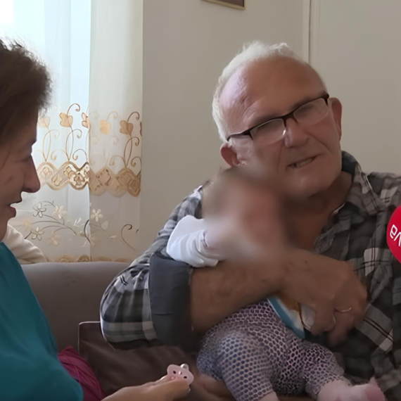 SONJA (57) je dokaz da NIKAD NIJE KASNO: Posle DVE DECENIJE BORBE stigla BOGDANA! "Obožava da se vozi u kolicima i da se mazi sa tatom" (VIDEO)