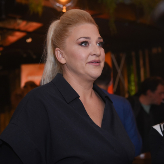 Nataša Aksentijević progovorila o POKLONIMA u kvizu "Pogodi cenu tačno", pa poručlila: "Možda bismo mogli da poklonimo MAŠINU ZA PRAVLJENJE SLADOLEDA"