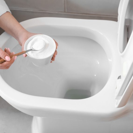 Sa ovim sredstvom ćete skinuti tvrdokorne mrlje iz wc šolje - a NIJE soda bikarbona!