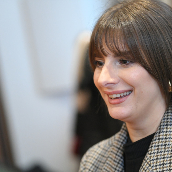 Hana Selimović opet objavila FOTKU SA DEČKOM: LJUBI OVOG KOLEGU, a sve "puca" od ljubavi...
